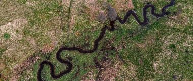 Dronový záběr na meandry Padrťského potoka v bezlesí pod Padrťskými rybníky.