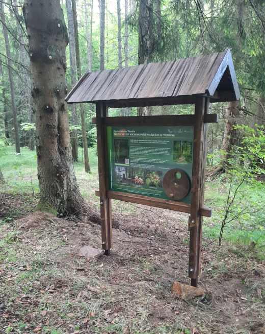 úvodní panel stezky v dřevěném rámu