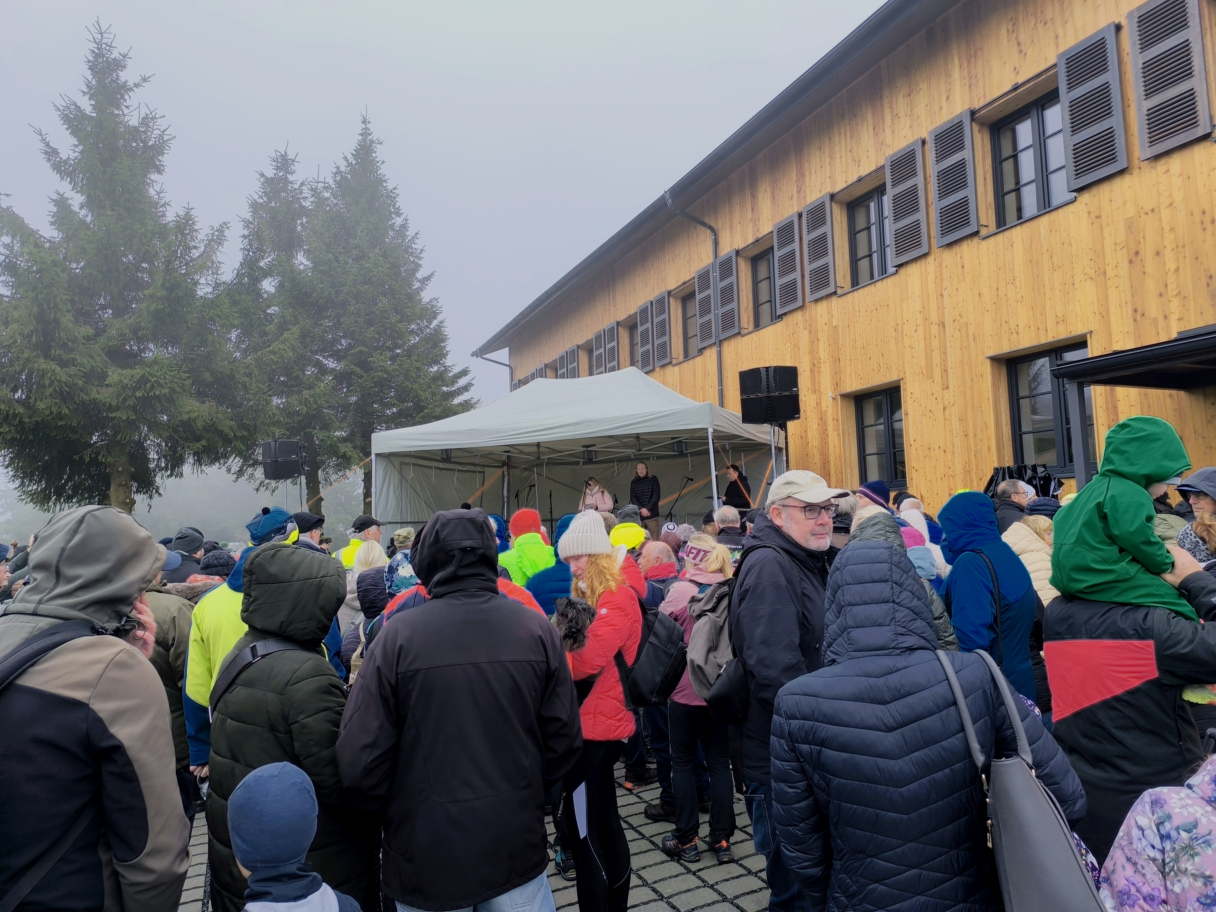 slavnostní zahájení, řeč ředitele CHKO na podiu a diváci