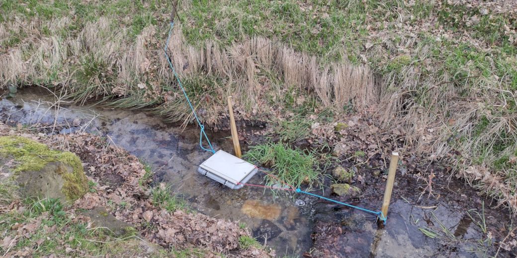 inkubátor jiker pstruha potočního umístěný v prostředí drobného vodního toku (foto: K. Farský)