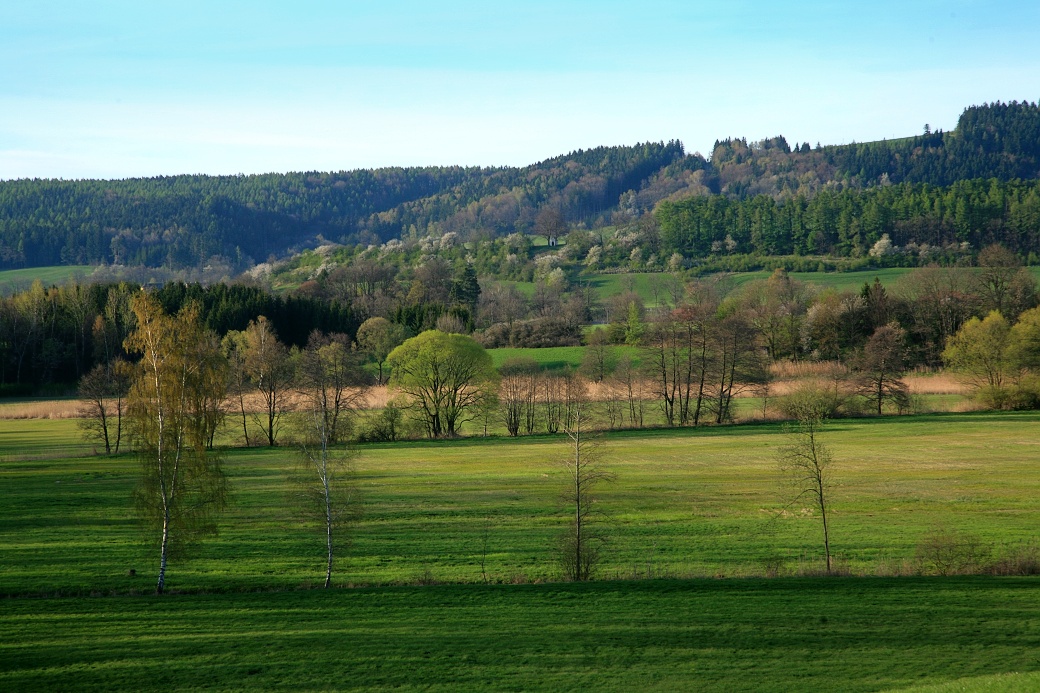 Dlouhá mez s usazeninami druhohorního moře.
